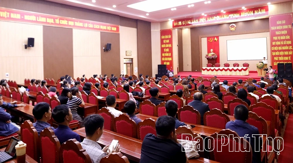 Tuyên truyền, hướng dẫn cho 300 hộ kinh doanh về chuyển đổi mô hình quản lý thuế