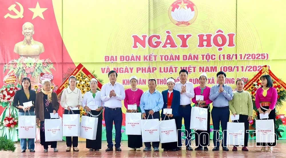 Phó Bí thư Tỉnh ủy Nguyễn Mạnh Sơn dự Ngày hội Đại đoàn kết toàn dân tộc tại thôn Đồng Bưng