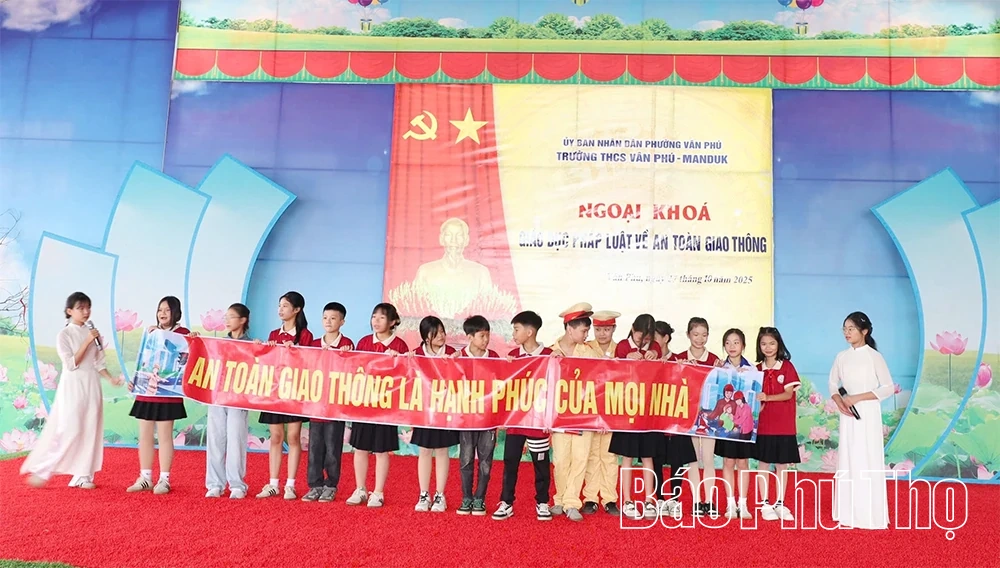 Trên 400 học sinh được giáo dục pháp luật về trật tự an toàn giao thông