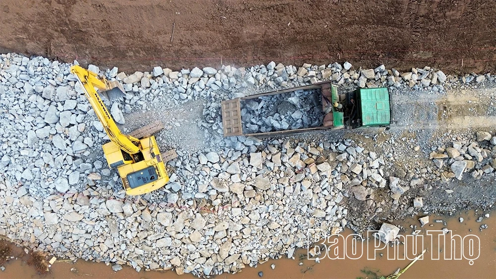 Cấp bách “cứu” các điểm sạt lở bờ, vở sông Hồng