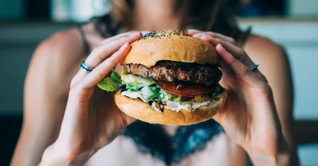 Lợi ích bất ngờ của việc ‘ăn xả’ khi đang giảm cân