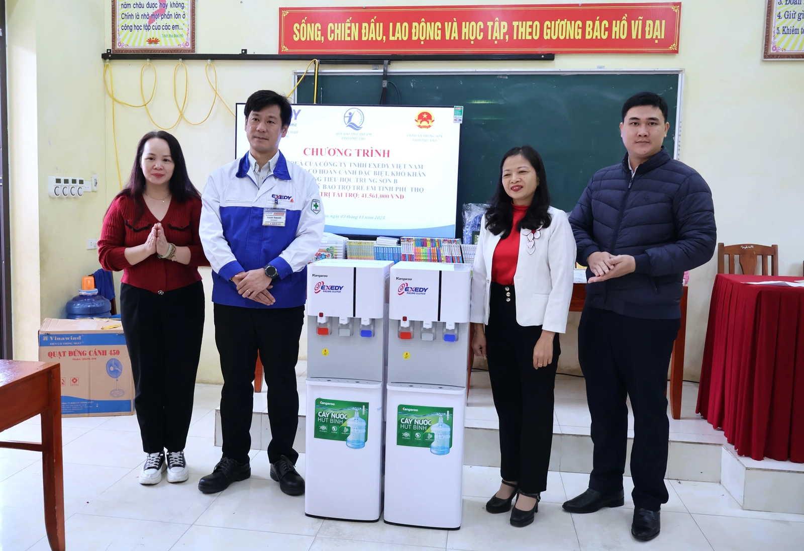 Tặng quà cho học sinh xã Trung Sơn có hoàn cảnh khó khăn