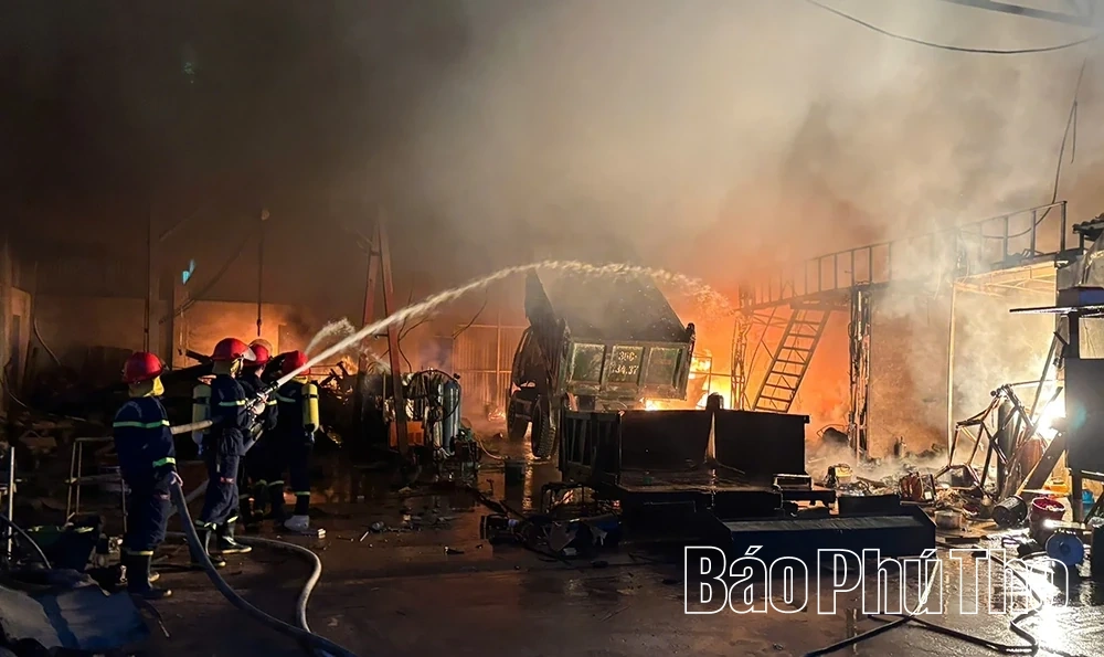 Cháy xưởng sửa chữa ô tô lúc rạng sáng