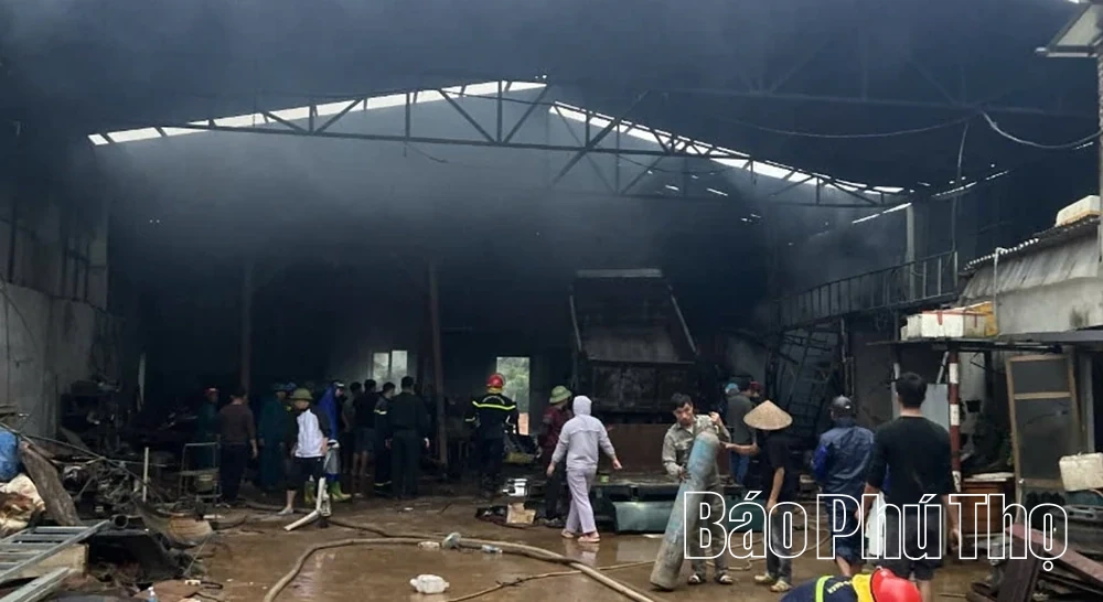 Cháy xưởng sửa chữa ô tô lúc rạng sáng