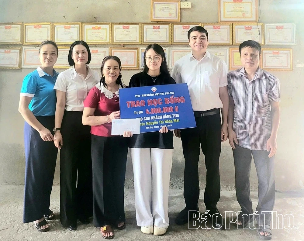 Trao 84 suất học bổng “Chắp cánh ước mơ” cho học sinh nghèo vượt khó