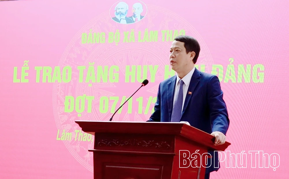 Đảng bộ xã Lâm Thao trao tặng Huy hiệu Đảng đợt 7/11/2025