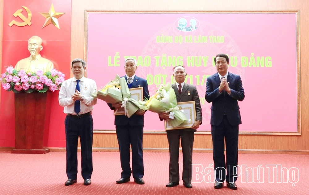 Đảng bộ xã Lâm Thao trao tặng Huy hiệu Đảng đợt 7/11/2025