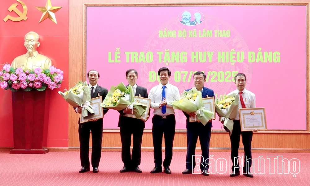 Đảng bộ xã Lâm Thao trao tặng Huy hiệu Đảng đợt 7/11/2025