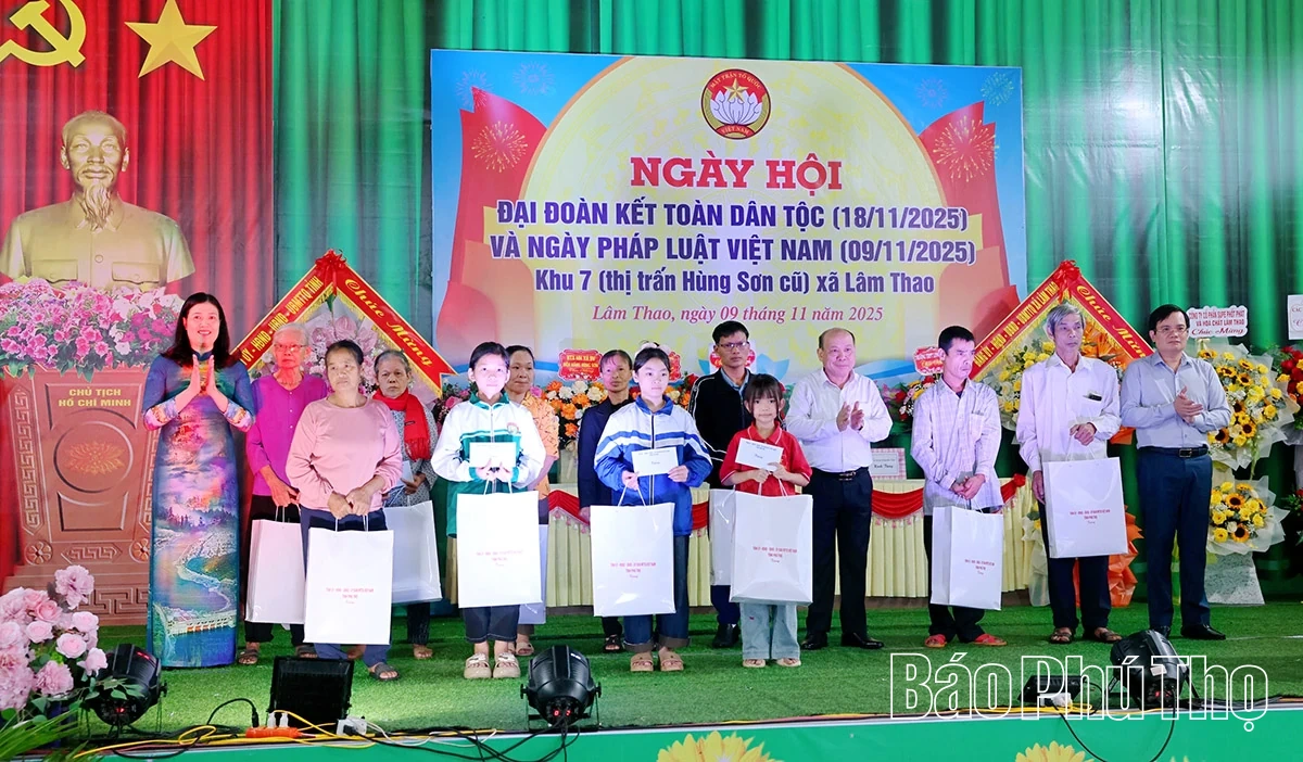 Chủ tịch HĐND, Ủy ban MTTQ tỉnh Bùi Đức Hinh dự Ngày hội Đại đoàn kết toàn dân tộc tại xã Lâm Thao