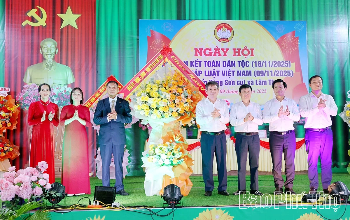 Chủ tịch HĐND, Ủy ban MTTQ tỉnh Bùi Đức Hinh dự Ngày hội Đại đoàn kết toàn dân tộc tại xã Lâm Thao