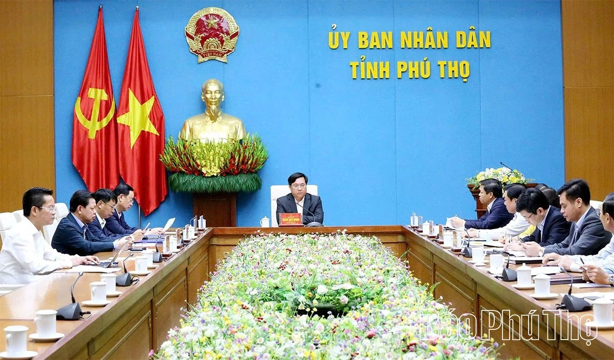 Chủ tịch UBND tỉnh Trần Duy Đông chủ trì hội nghị giao ban giữa Chủ tịch, các Phó Chủ tịch UBND tỉnh