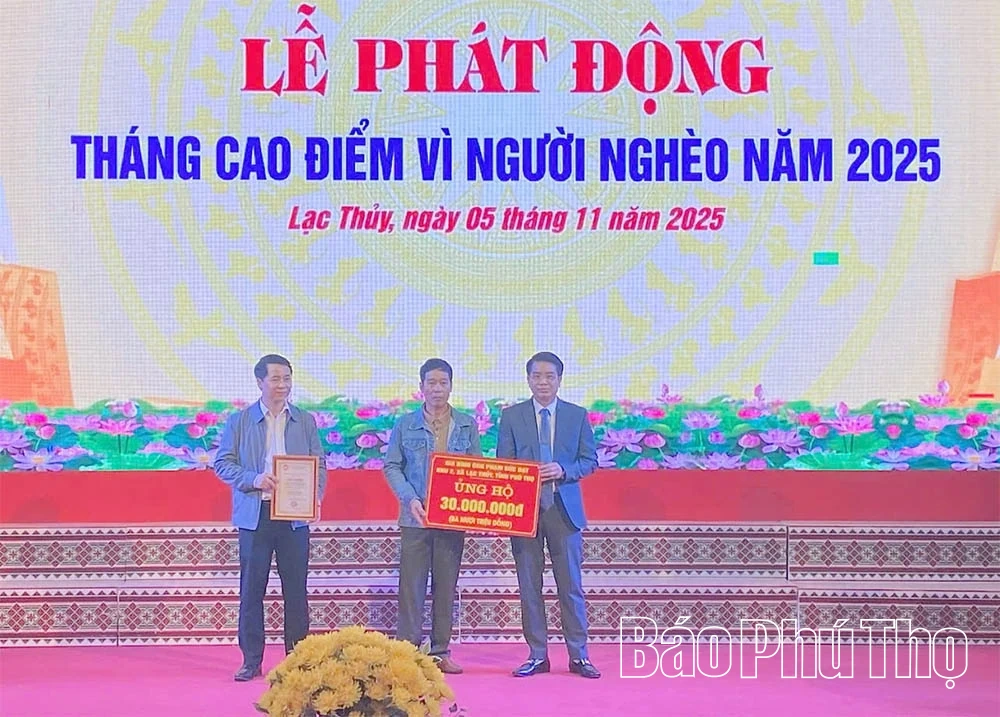 Xã Lạc Thủy tiếp nhận hơn 400 triệu đồng ủng hộ Quỹ Vì người nghèo