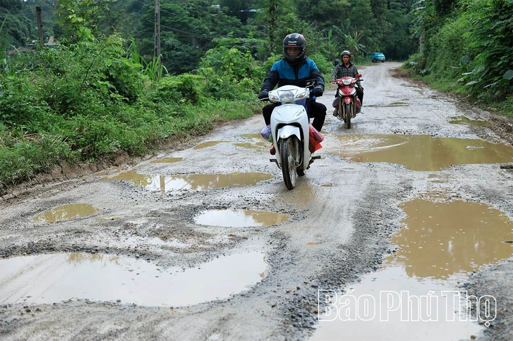 Người dân xã Liên Sơn ngao ngán vì đường dân sinh xuống cấp