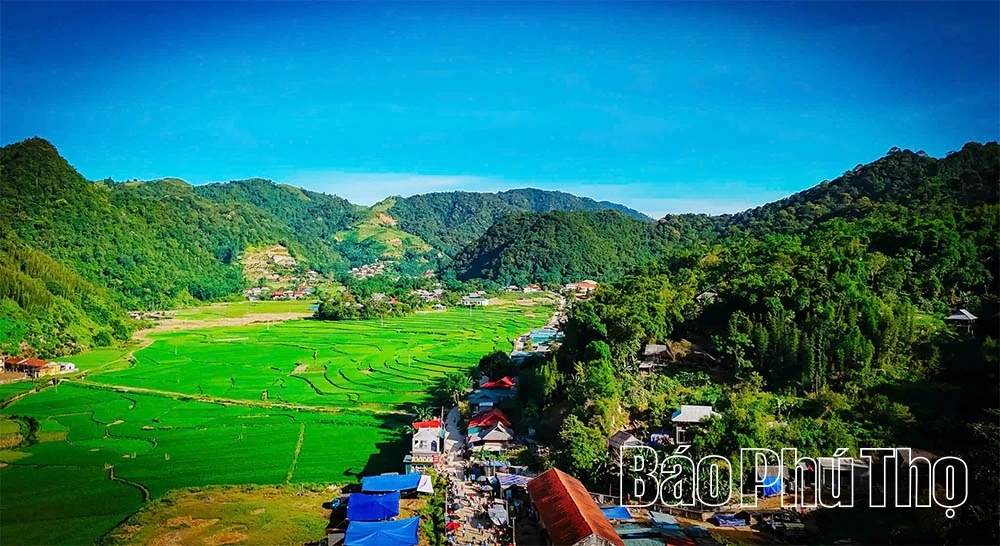 Mây vờn đỉnh núi nóc nhà xứ Mường