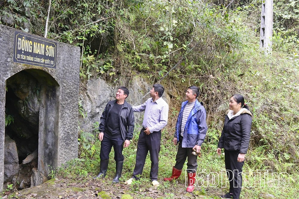 Mây vờn đỉnh núi nóc nhà xứ Mường