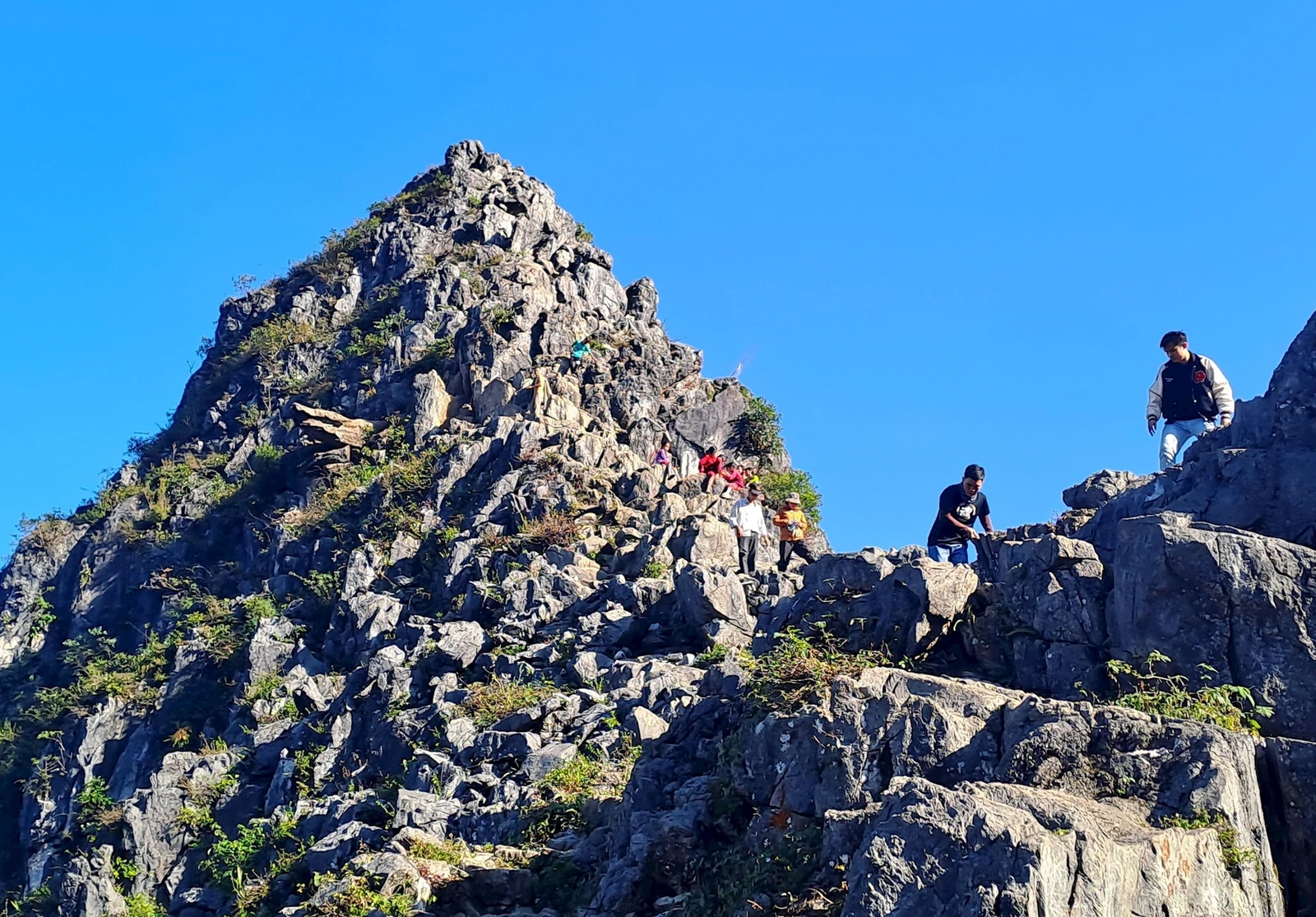 Du lịch “Miền đá nở hoa”