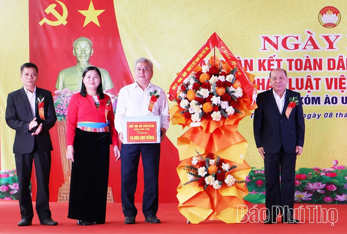 Phó Trưởng Ban Chính sách, chiến lược Trung ương dự Ngày hội Đại đoàn kết toàn dân tộc Khu dân cư xóm Ào U, xã Toàn Thắng