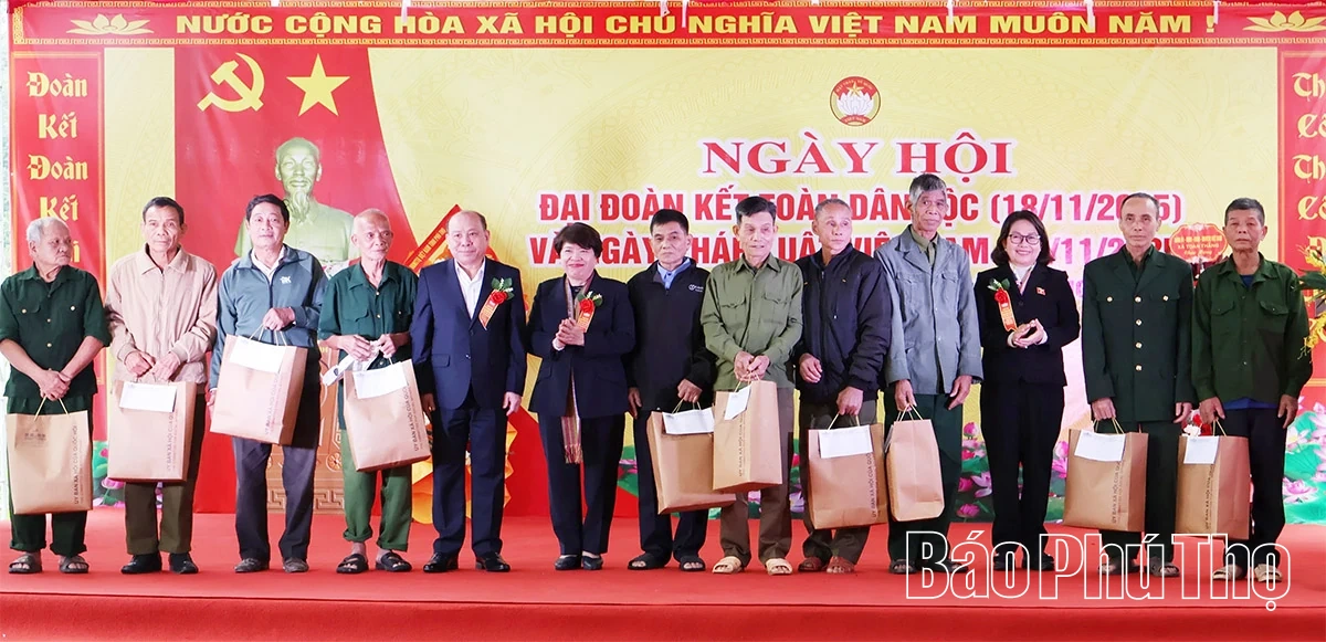 Phó Trưởng Ban Chính sách, chiến lược Trung ương dự Ngày hội Đại đoàn kết toàn dân tộc Khu dân cư xóm Ào U, xã Toàn Thắng