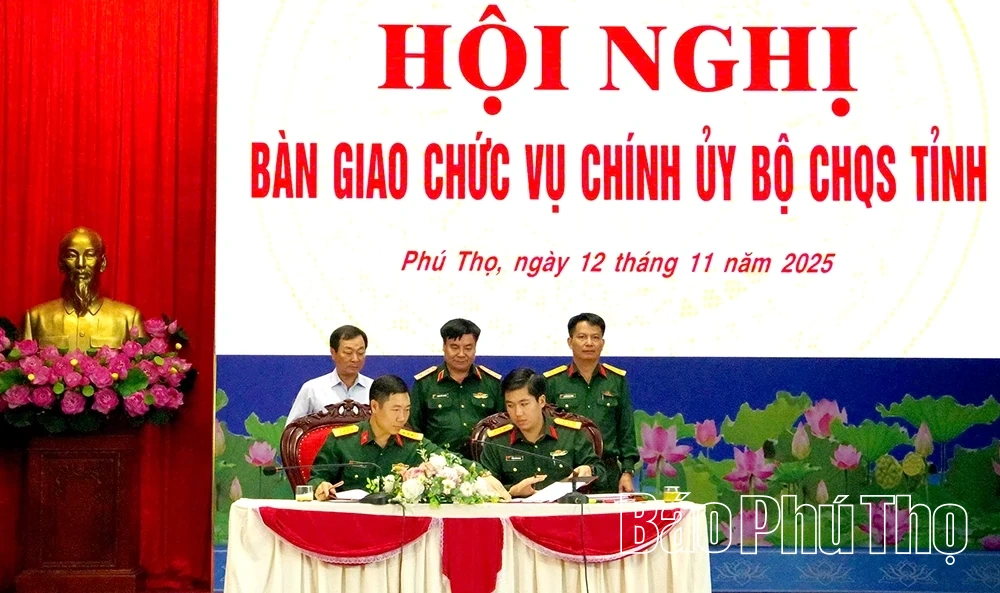 Bàn giao chức vụ Chính uỷ Bộ CHQS tỉnh
