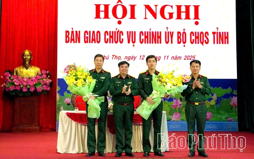 Bàn giao chức vụ Chính uỷ Bộ CHQS tỉnh