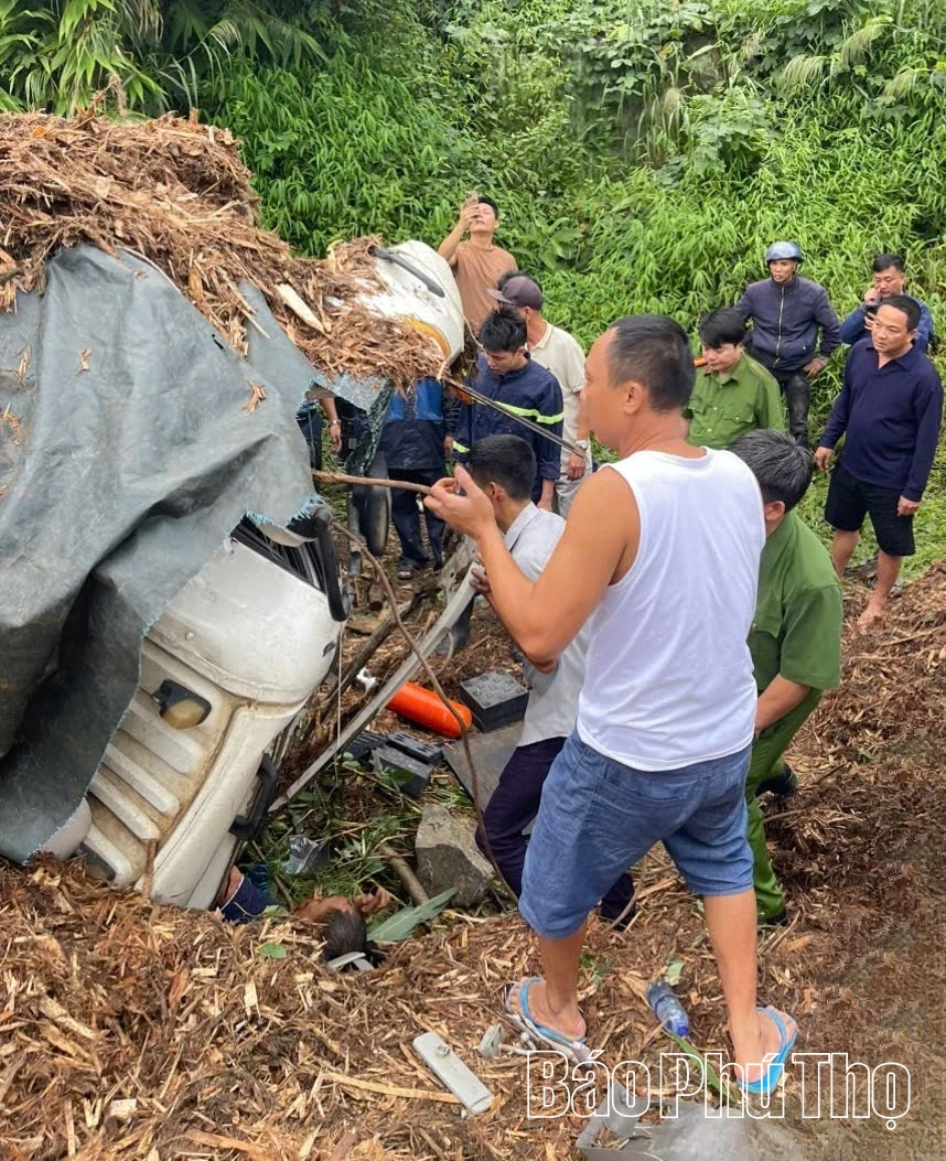 Cảnh sát cứu người bị mắc kẹt trong xe tải gặp nạn trên dốc Cun