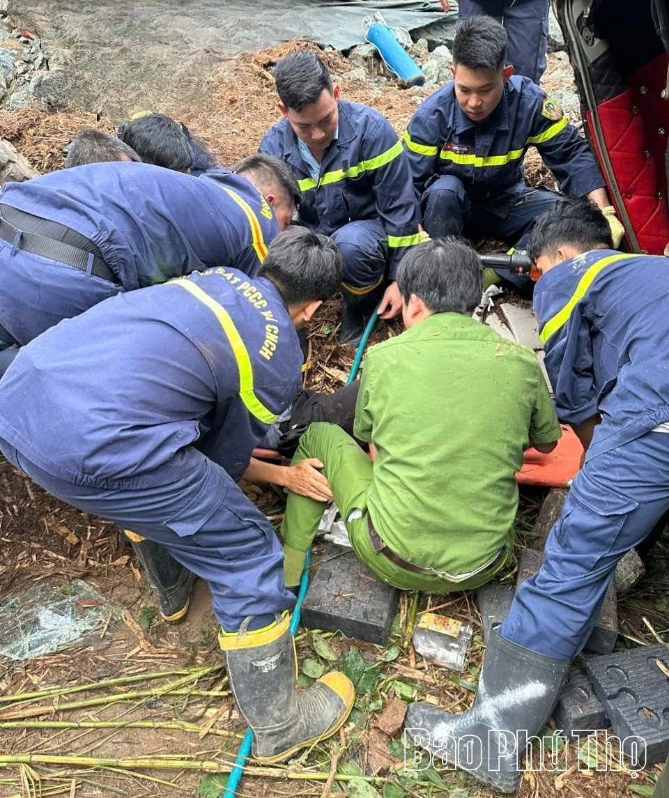 Cảnh sát cứu người bị mắc kẹt trong xe tải gặp nạn trên dốc Cun