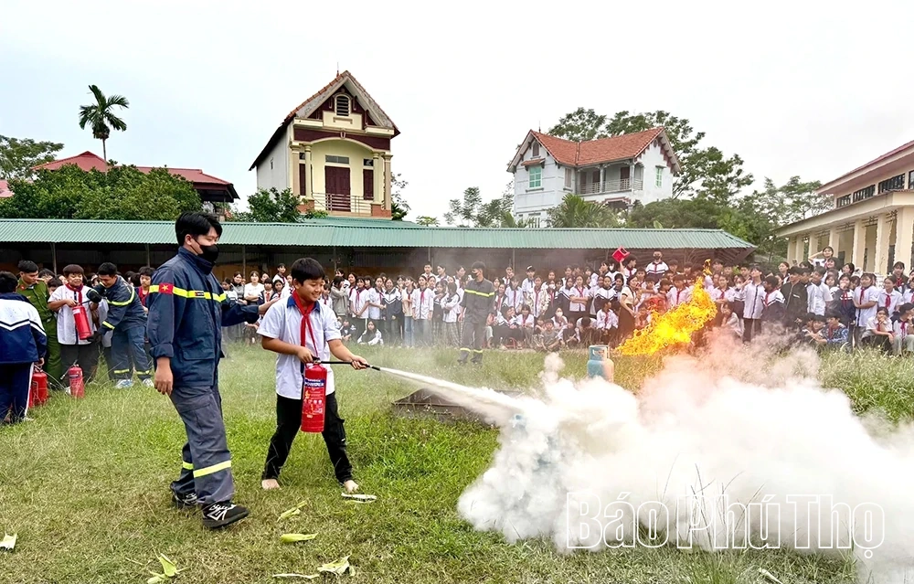 Tuyên truyền, trải nghiệm, thực hành kỹ năng chữa cháy và cứu nạn, cứu hộ tại trường THCS Yên Lập