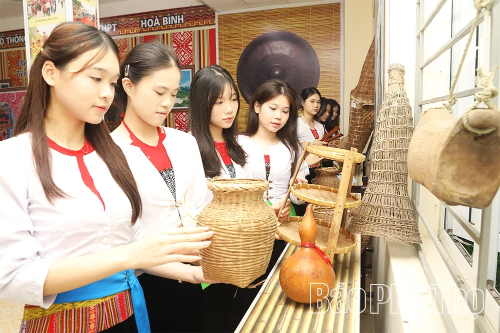 Lan tỏa vẻ đẹp trang phục truyền thống dân tộc trong trường học