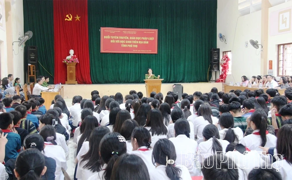 Tuyên truyền phòng chống tội phạm, vi phạm pháp luật cho trên 4.000 học sinh