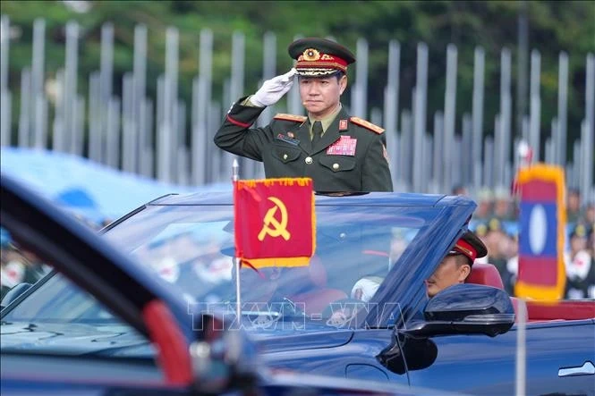 Lào: Tổng hợp luyện diễu binh, diễu hành kỷ niệm 50 năm Quốc khánh