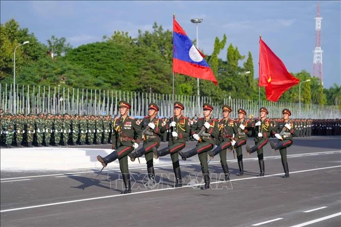 Lào: Tổng hợp luyện diễu binh, diễu hành kỷ niệm 50 năm Quốc khánh