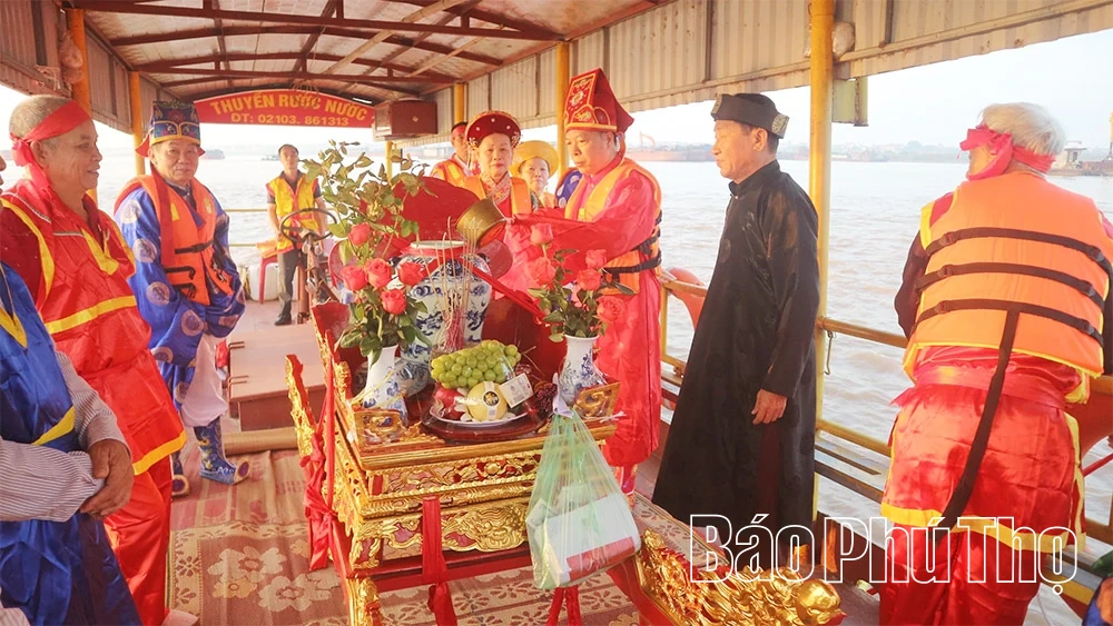 Tục rước nước Đền Tam Giang