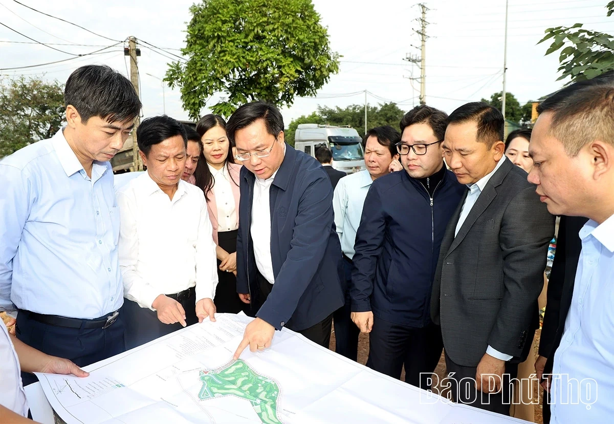 Chairman of the Provincial Peoples Committee Tran Duy Dong visits and works with Viet Tri ward