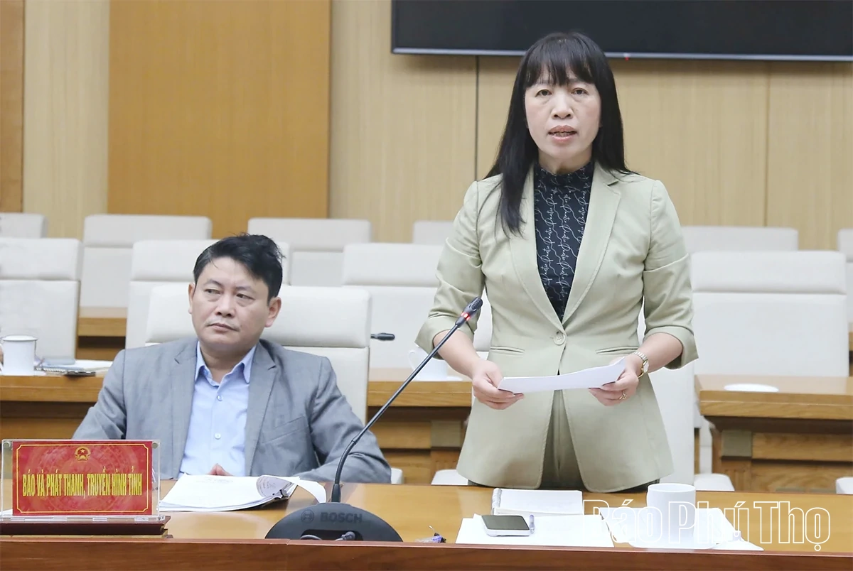 Phó Chủ tịch UBND tỉnh Phùng Thị Kim Nga nghe báo cáo một số nội dung trong lĩnh vực Văn hóa, Thể thao, Du lịch