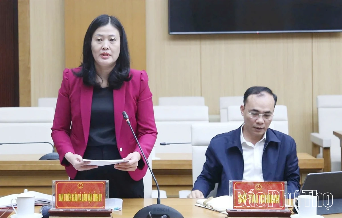Phó Chủ tịch UBND tỉnh Phùng Thị Kim Nga nghe báo cáo một số nội dung trong lĩnh vực Văn hóa, Thể thao, Du lịch