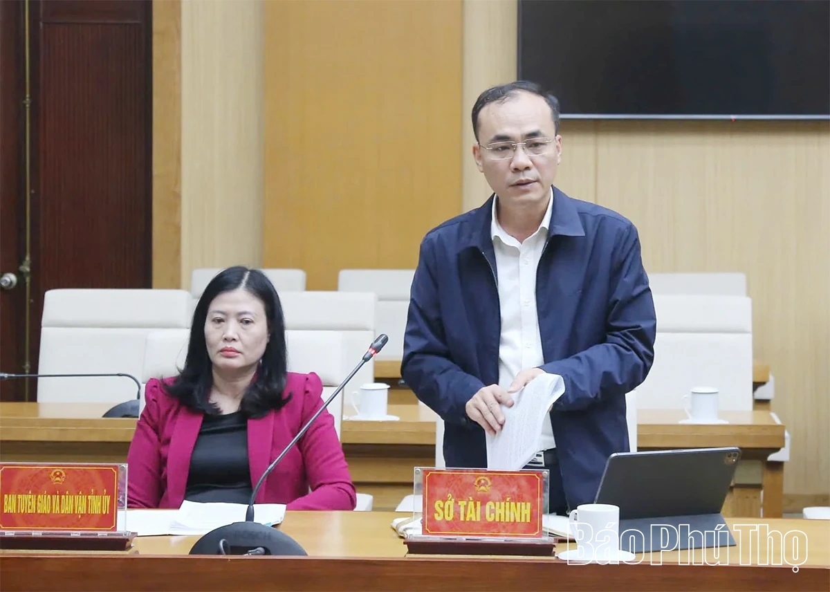 Phó Chủ tịch UBND tỉnh Phùng Thị Kim Nga nghe báo cáo một số nội dung trong lĩnh vực Văn hóa, Thể thao, Du lịch