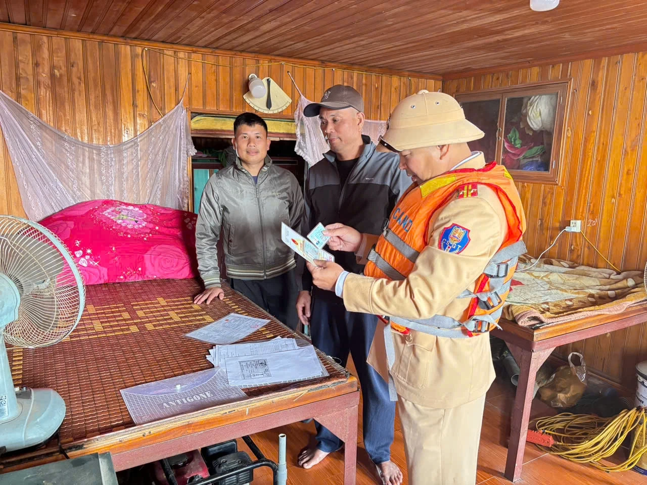 Phú Thọ ra quân tổng kiểm soát các phương tiện vận chuyển cát, sỏi