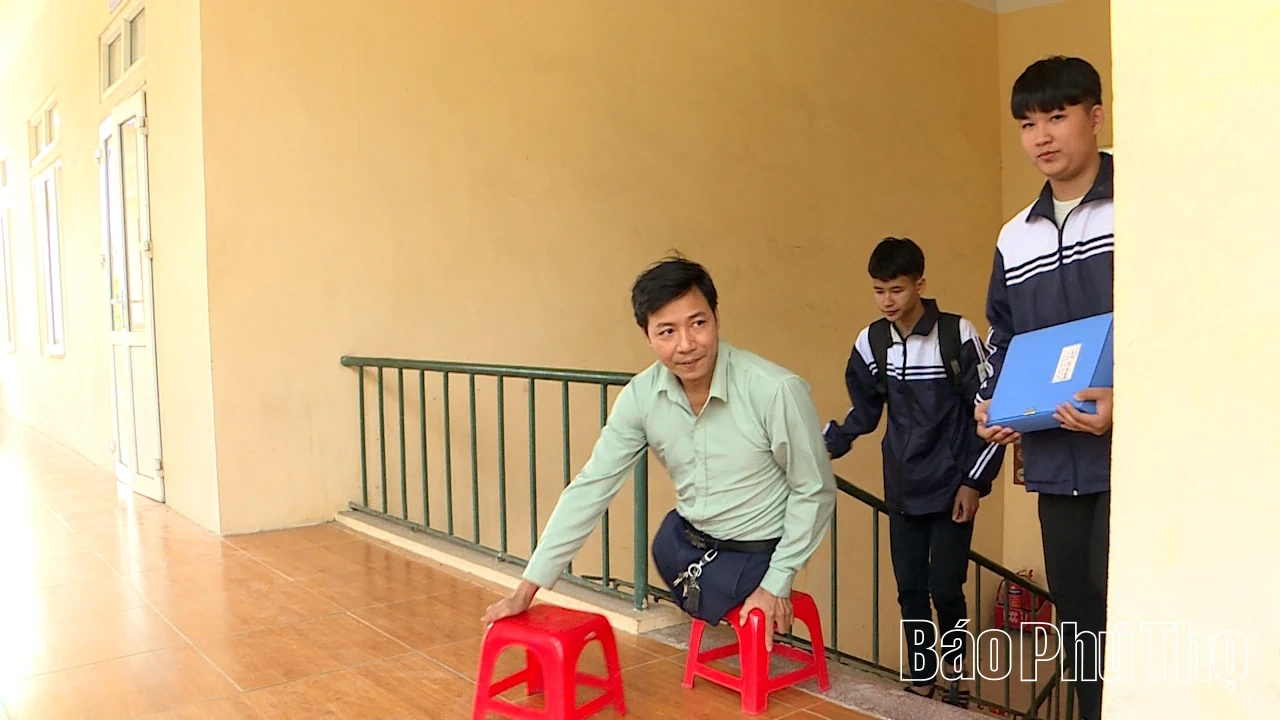 Người thầy “đi bằng đôi tay”: Biểu tượng nghị lực và trái tim nhiệt huyết trên bục giảng