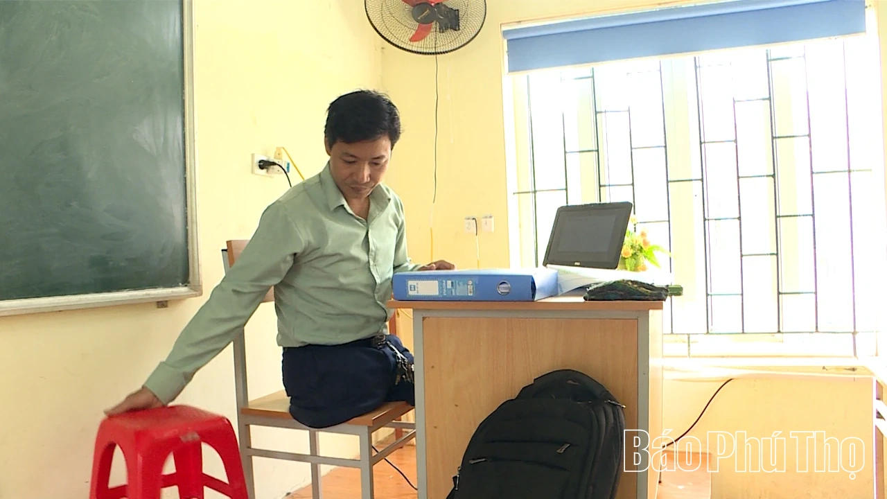 Người thầy “đi bằng đôi tay”: Biểu tượng nghị lực và trái tim nhiệt huyết trên bục giảng