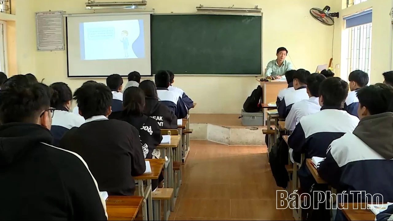 Người thầy “đi bằng đôi tay”: Biểu tượng nghị lực và trái tim nhiệt huyết trên bục giảng