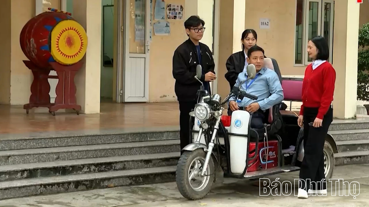 Người thầy “đi bằng đôi tay”: Biểu tượng nghị lực và trái tim nhiệt huyết trên bục giảng