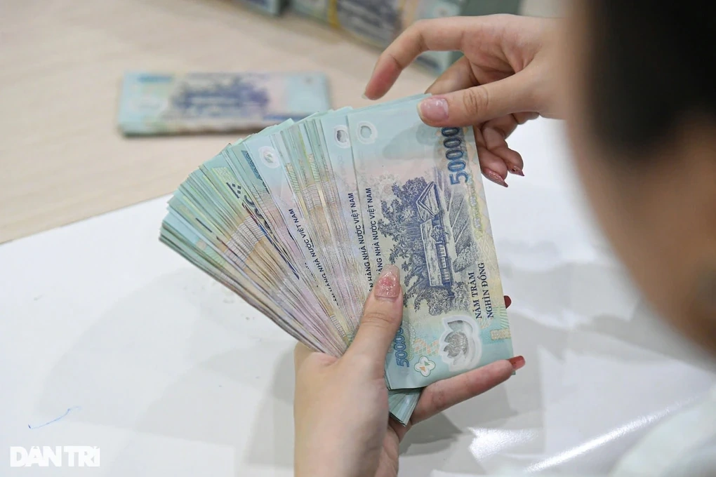 Lãi suất tăng dồn dập, tiền gửi người dân vào ngân hàng lập kỷ lục mới