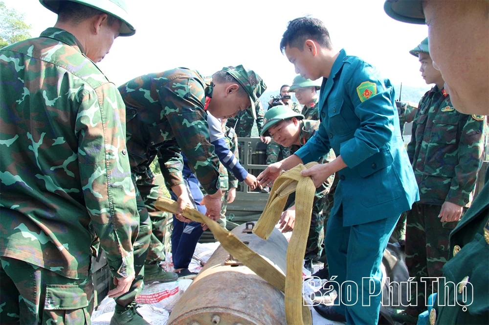 Hủy nổ an toàn quả bom hơn 1 tấn được phát hiện gần cầu Việt Trì