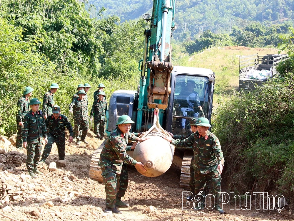 Hủy nổ an toàn quả bom hơn 1 tấn được phát hiện gần cầu Việt Trì