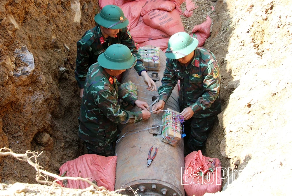 Hủy nổ an toàn quả bom hơn 1 tấn được phát hiện gần cầu Việt Trì