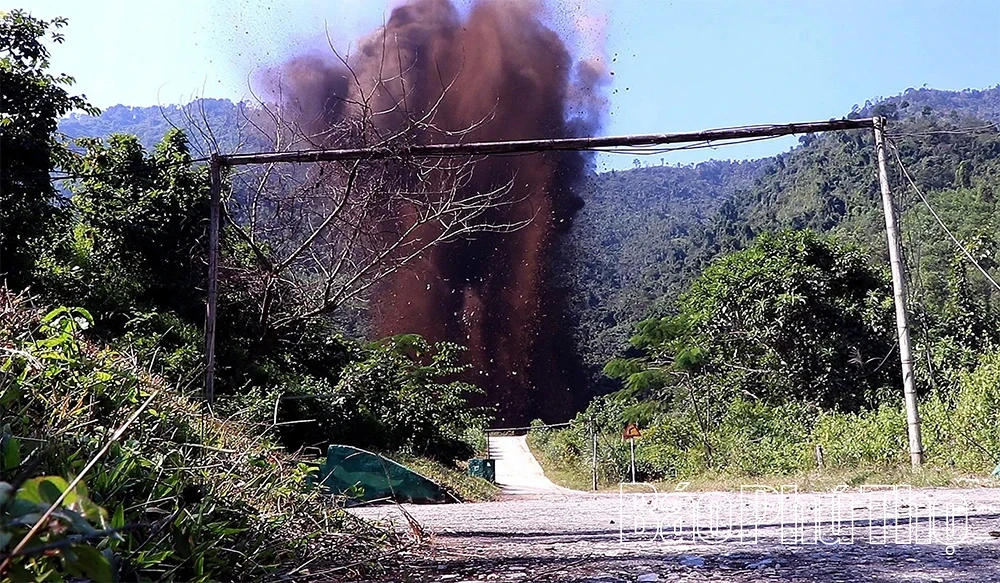 Hủy nổ an toàn quả bom hơn 1 tấn được phát hiện gần cầu Việt Trì