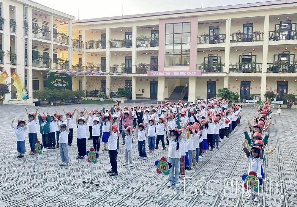 Trao tặng mũ bảo hiểm cho học sinh lớp 1