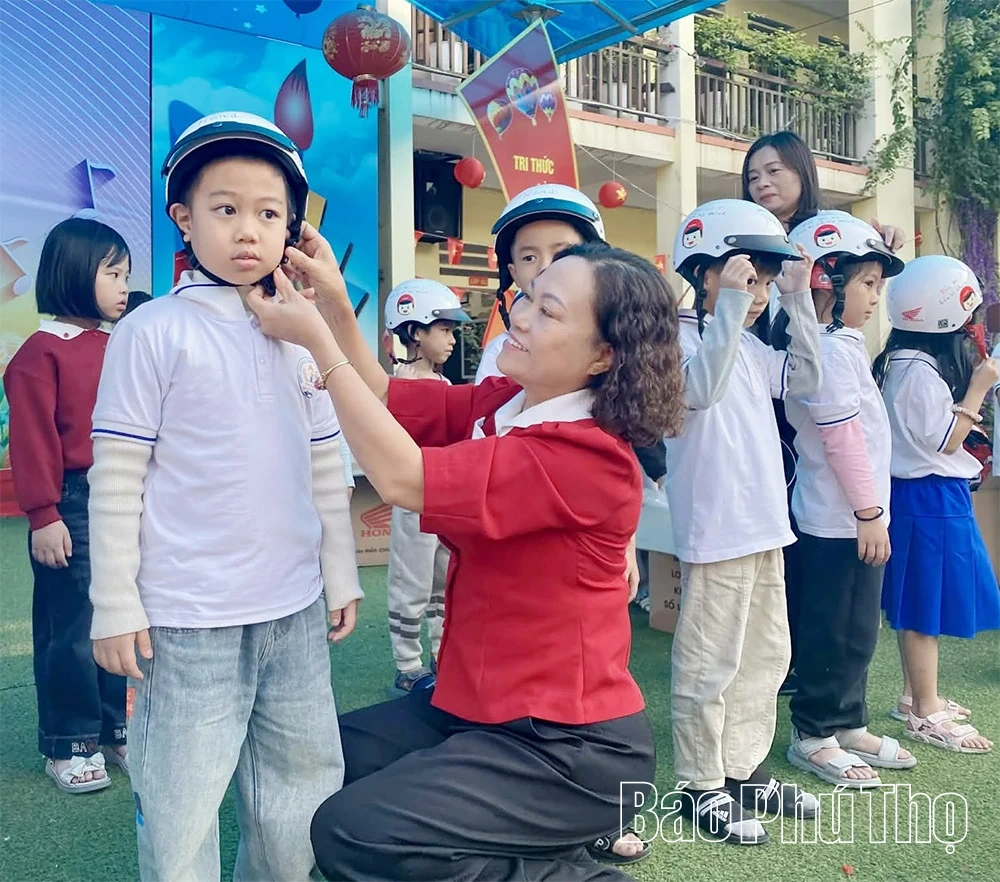 Trao tặng mũ bảo hiểm cho học sinh lớp 1