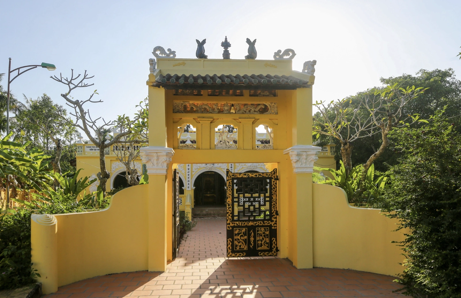 Độc đáo di tích Lăng Hoàng Gia ở Gò Công