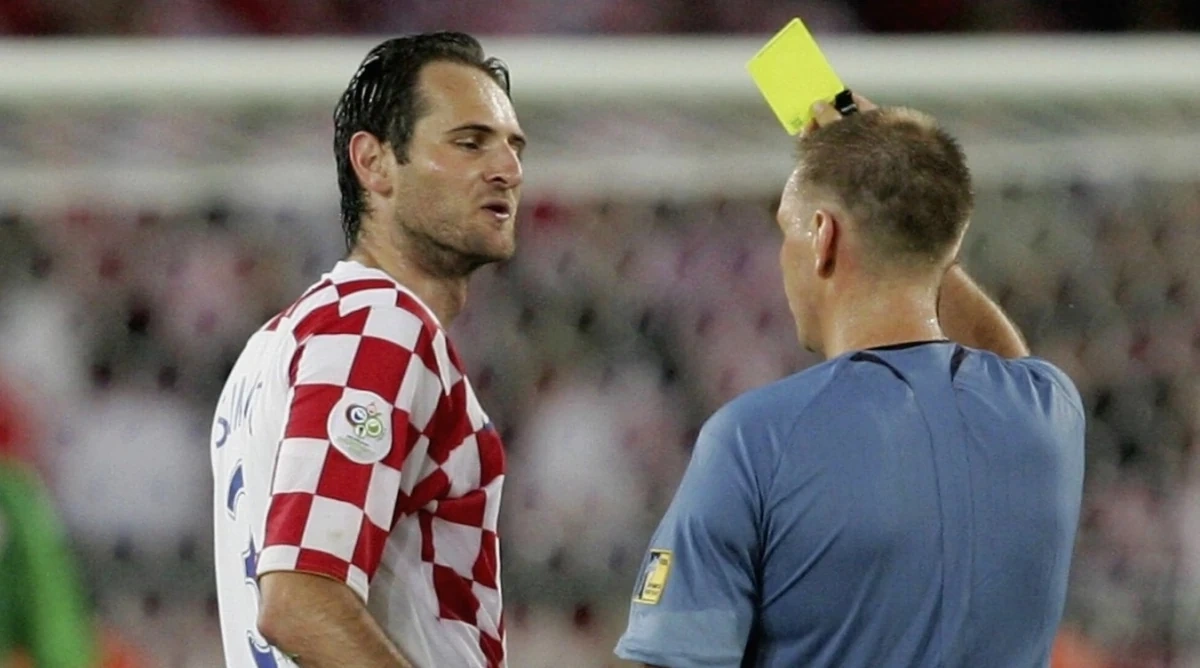 10 thẻ đỏ nổi tiếng trong bóng đá